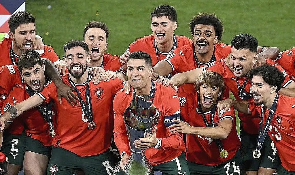 爱游戏体育C罗巅峰对决,德罗巴与90激战老鹰分钟,连败胜负难料!的简单介绍